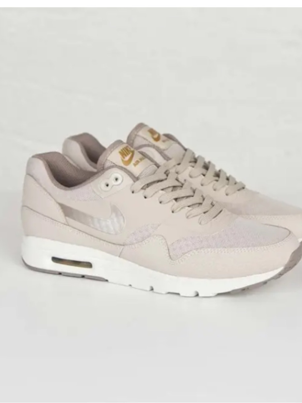 Nike Women’s Air Max 1 in Beige with metallic Logo - Picture 2 of 14